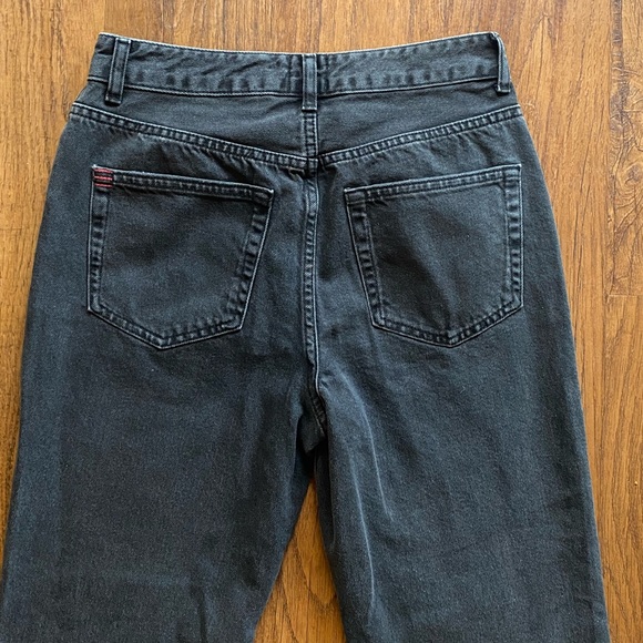 UO Mom High-Rise Jeans - Picture 4 of 5